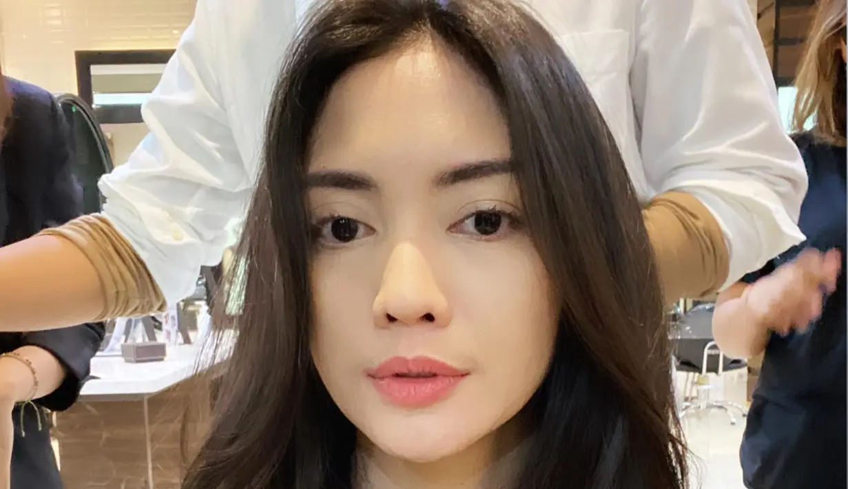 Kalau ini, sejak booming series AADC, Ririn Dwi Ariyanti sudah tampil memesona dengan rambut hitam panjangnya dan tetap setia sampai sudah punya anak 3 sekarang (Foto: Instagram @ririndwiaryanti)