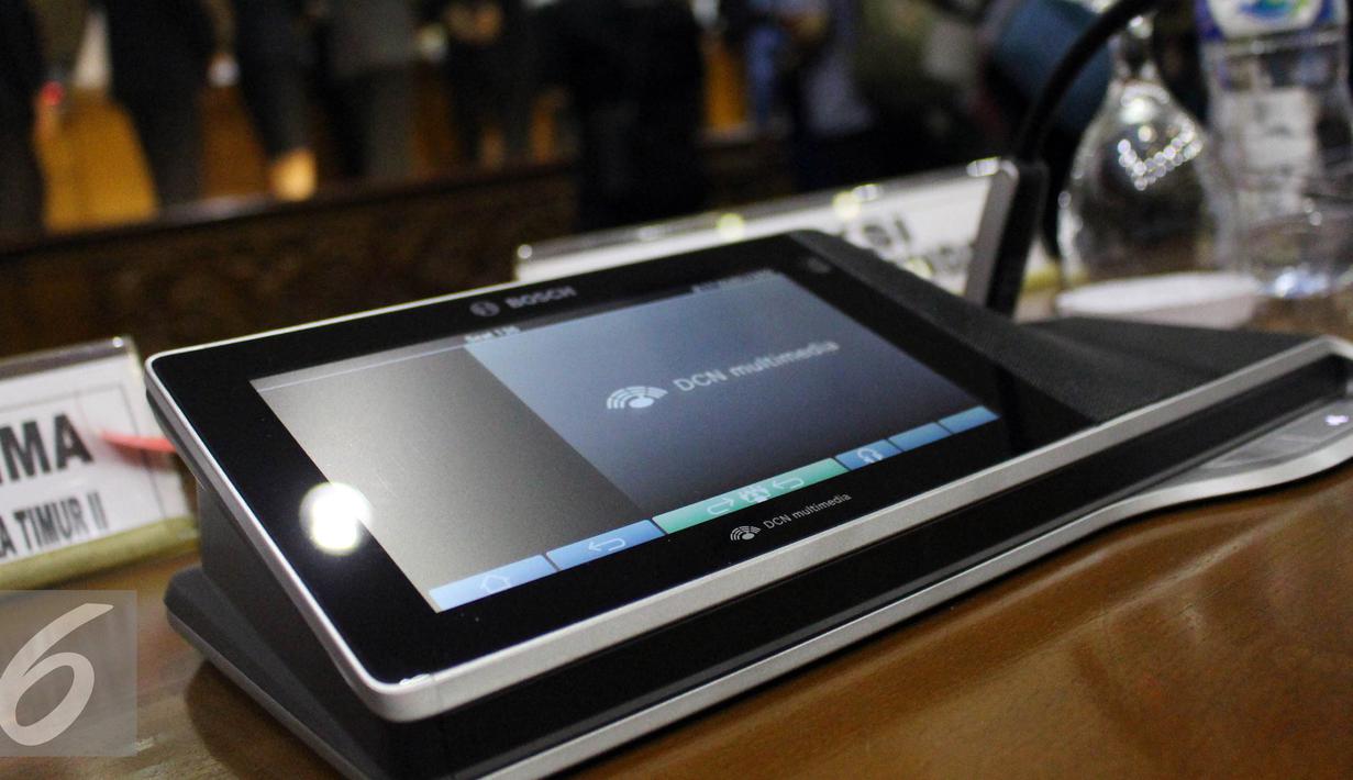 Mikrofon baru nampak di meja anggota DPR saat Sidang Paripurna di Jakarta, Senin (11/1). Mikrofon baru yang termasuk dalam paket pengadaan Conference System Ruang Rapat Paripurna Gedung Nusantara II senilai Rp34,4 Miliar.  (Liputan6.com/JohanTallo)