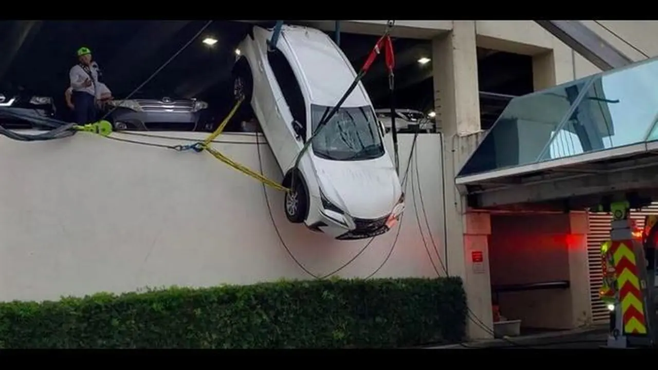 Posisi Lexus NX yang terjun dari parkiran lantai 2