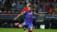 Penyerang Barcelona, Sergio Aguero menembak bola saat bertanding melawan Dinamo Kyiv pada pertandingan lanjutan Grup E Liga Champions di di stadion Camp Nou di Barcelona, Spanyol, Rabu (20/10/2021). Barcelona kini berada di peringkat ketiga klasemen dengan tiga poin. (AP Photo/Joan Monfort)