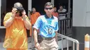 Sejumlah tersangka digiring petugas menuju ruang tahanan seusai rilis kasus narkoba di Gedung BNN, Jakarta, Selasa (20/9). BNN berhasil menggagalkan penyelundupan narkoba jenis sabu dengan modus menyimpan di dalam buah pisang. (Liputan6.com/Yoppy Renato)