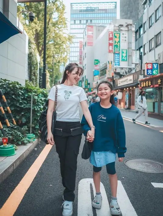 <p>Ayu Ting Ting tampil cantik dengan mengenakan kaus putih yang dipadu celana jeans. Sedangkan Bilqis mengenakan hoodie yang dipadu celana pendek. [Foto: Instagram/ayutingting 92]</p>