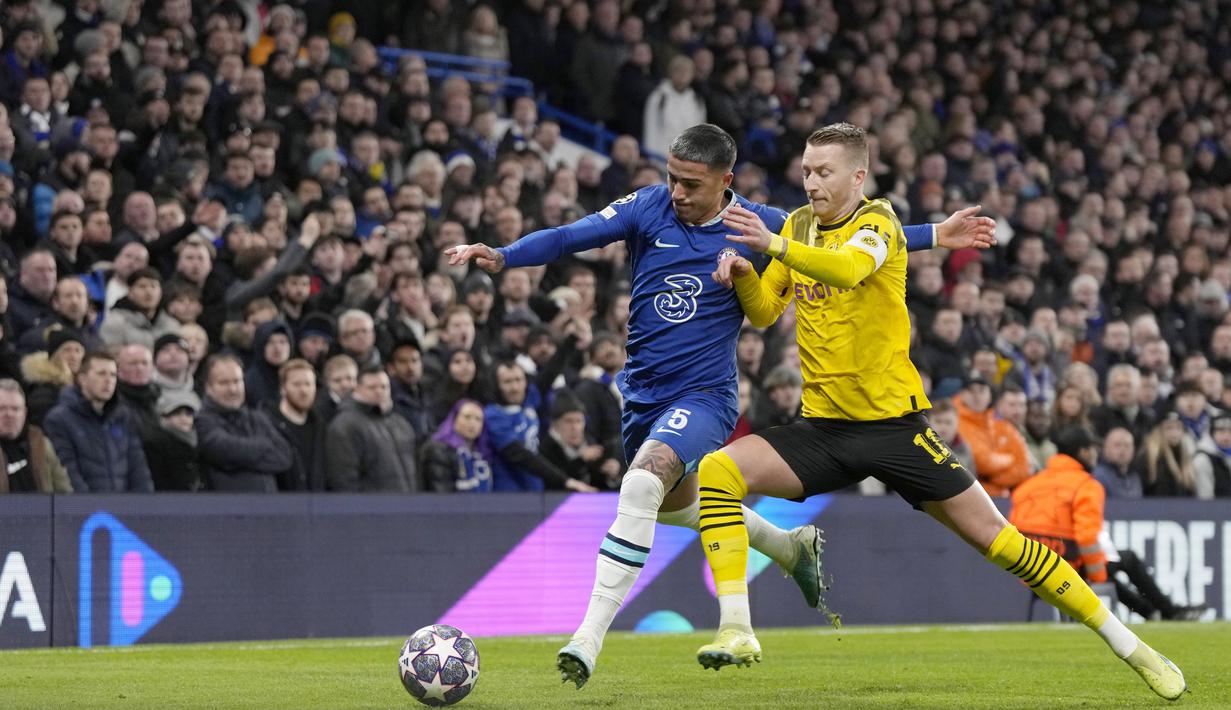 Pemain Chelsea, Enzo Fernandez, berebut bola dengan pemain Borussia Dortmund, Marco Reus, pada leg kedua 16 besar Liga Champions di Stadion Stamford Bridge, Rabu (8/3/2023). (AP Photo/Alastair Grant)