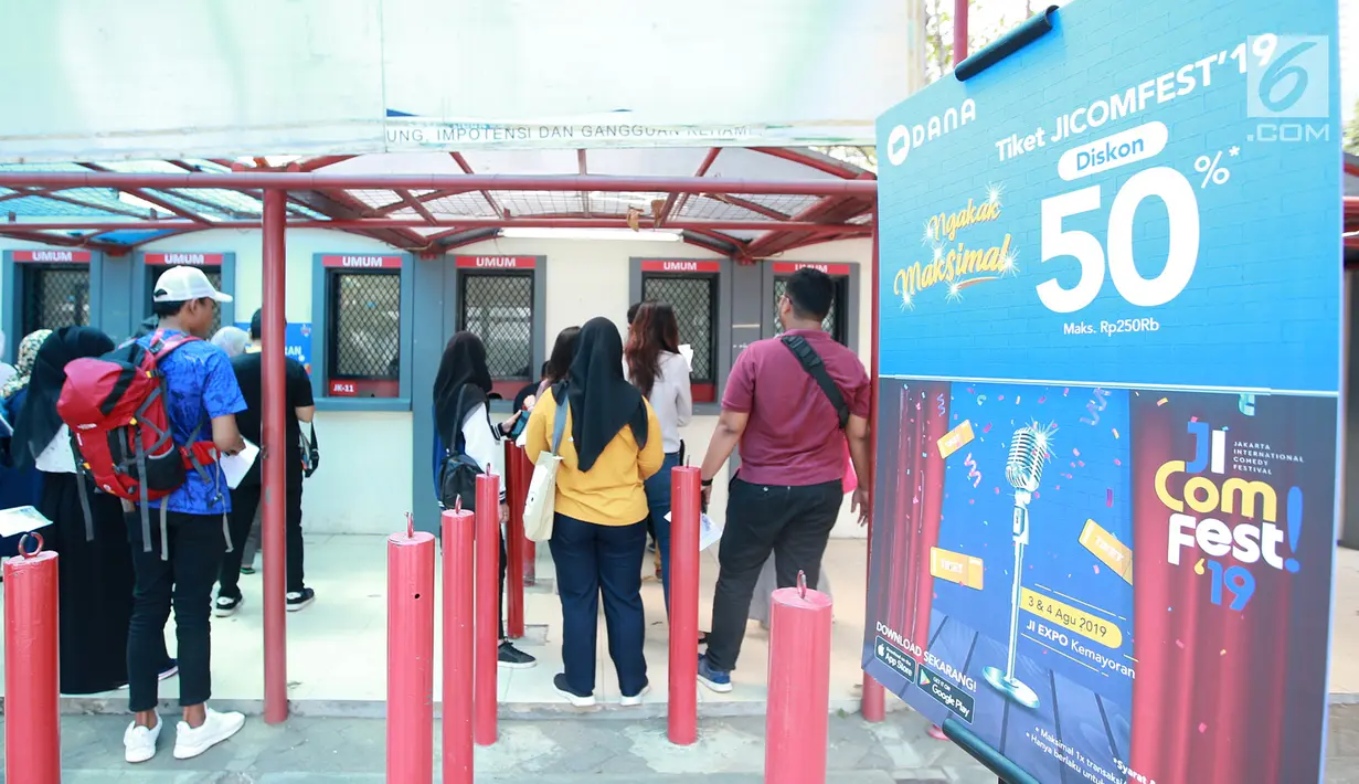Pengunjung mengantre untuk menyaksikan Jakarta Internasional Comedy Festival (JICOMFEST) 2019 hari pertama di JIExpo, Kemayoran, Jakarta, Sabtu (3/8/2019). JICOMFEST 2019 dimeriahkan dengan penampillan komika dan komedian Tanah Air maupun luar negeri. (Dream.co.id/Deki Prayoga)