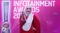 Zaskia Mecca raih penghargaan Selebriti Berhijab Paling Fashionable di Infotainment Awards 2016. [Foto: Herman Zakharia/Liputan6.com]