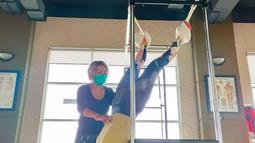 Astrid Tiar saat sedang berolahraga dengan posisi ekstrem. (Foto: Instagram/astridtiar127)