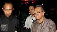 Ketua Pengadilan Tata Usaha Negara (PTUN) Medan, Tripeni Irianto Putro (kanan) digiring masuk ke dalam Gedung KPK, usai diamankan petugas dalam operasi tangkap tangan, Jakarta, Jumat (10/7/2015). (Liputan6.com/Helmi Afandi)