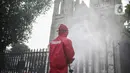 Dinas Penanggulangan Kebakaran dan Penyelamatan DKI melakukan penyemprotan disinfektan di Gereja Katedral, Jakarta, Rabu (3/6/2020). Langkah ini sebagai upaya preventif mendukung kebijakan pemerintah yang akan segera menerapkan kenormalan baru di tengah pandemi Covid-19. (Liputan6.com/Faizal Fanani)