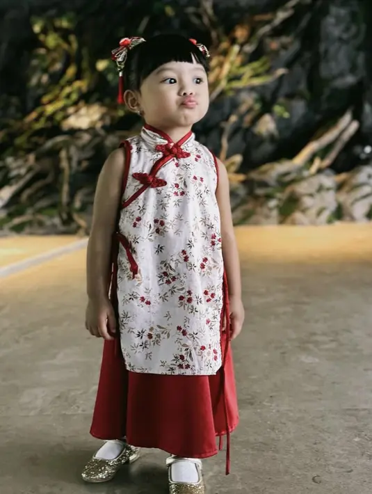Tampilan menggemaskan lainnya juga terlihat dari kebaya cheongsam yang dikenakan.  [Foto: Instagram/ Ameena Halilintar]