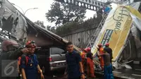 Sebuah jembatan penyeberangan orang (JPO) tepat di atas underpass Pasar Minggu, Jakarta Selatan roboh, Sabtu (24/9). Jembatan tersebut menimpa mobil Suzuki MPV yang tengah melintas (Istimewa)