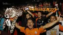 Jakmania merayakan gol gelandang Persija, Ramdani Lestaluhu, ke gawang Persib saat nobar di Kalideres, Jakarta, Sabtu (22/7/2017). Dilarang datang ke GBLA membuat Jakmania menggelar nobar di beberapa titik ibu kota. (Bola.com/M Iqbal Ichsan)