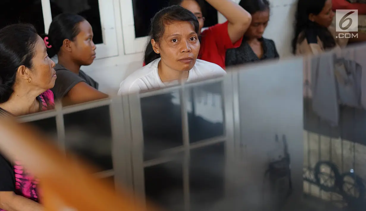 Calon asisten rumah tangga (ART) infal menunggu panggilan di Yayasan Bu Gito, Jakarta, Rabu (29/5/2019). Jelang Hari Raya Idul Fitri atau Lebaran 2019, permintaan akan ART infal di yayasan itu mencapai 400 orang. (Liputan6.com/Immanuel Antonius)