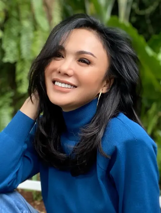 Tak lagi pendek, Yuni Shara tampil dengan rambut panjang berlayer dengan kilau sehat yang menakjubkan. (Sumber: Instagram/yunishara36)