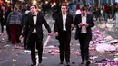 Sejumlah warga berjalan disamping tumpukan sampah usai perayaan tahun baru 2016 di Times Square di Manhattan borough, New York, USA (1/1/2016). (REUTERS/Andrew Kelly)