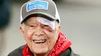 Mantan Presiden AS, Jimmy Carter menghadiri acara yang digelar Habitat for Humanity di Nashville, Tennessee, Senin (7/10/2019). Tampil di depan publik, mata kiri Carter memar dan mendapat beberapa jahitan di alis bagian atas setelah terjatuh di rumahnya pada Minggu waktu setempat. (AP/Mark Humphrey)