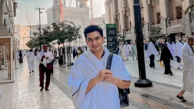 Teuku ryan tampil berbeda saat umroh. (credit:instagram.com/teukuryantr)