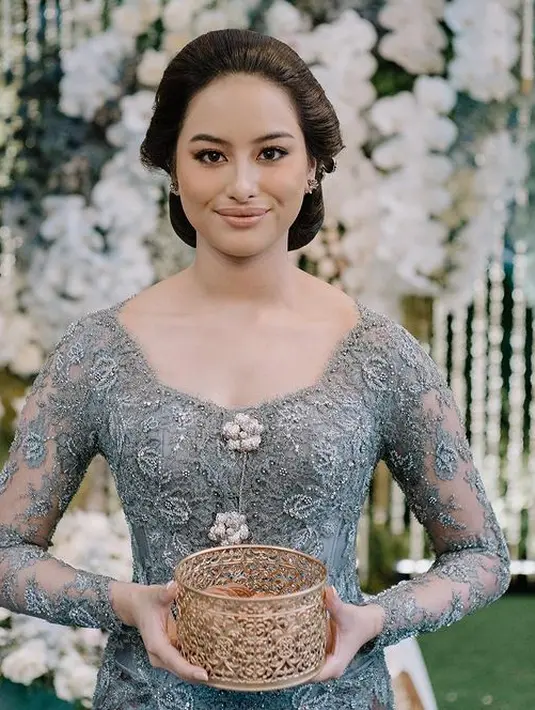 Pada potret ini, Amanda Khairunnisa mengenakan kebaya sweetheart neck berwarna abu-abu yang tampak anggun di tubuhnya.  (instagram/akhairunnisa)