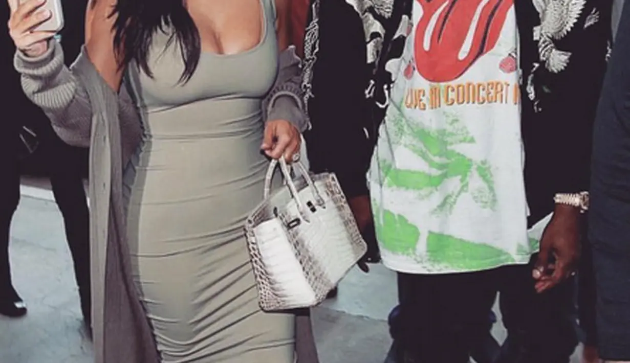 Tak hanya ke pesta, nampaknya Kanye juga sering mendampingi Kim saat sedang berbelanja atau sekedar santai di waktu luang. Terlihat di foto ini keduanya tengah bersantai mengunjungi suatu tempat untuk menghabiskan waktu bersama. (Instagram/Kimkardashian)