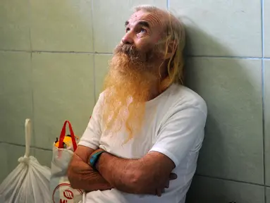 Robert Andrew Fiddel Ellis dari Australia duduk di sel tahanan di kantor kejaksaan di Denpasar,Bali (2/5). Ellis ditangkap pada 11 Januari, terkait pencabulan empat anak wanita dibawah umur di Bali.  (AFP PHOTO/SONNY Tumbelaka)