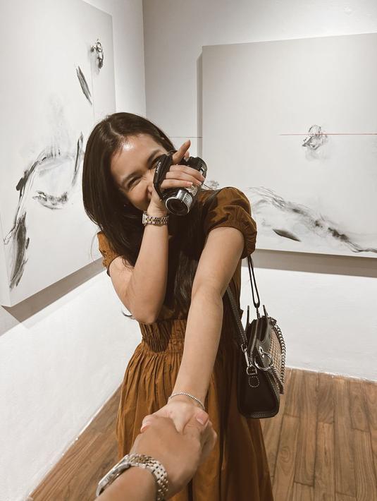 Dea Annisa diketahui terakhir menggandeng kekasih pada tahun 2020 lalu. Pada tahun 2023, bintang film Perjalanan Pembuktian Cinta ini didoakan sang ibunda agar segera menikah. Tahun 2024 Dea Annisa bagikan foto gandeng pria yang diduga kekasih barunya. Untuk mengabadikan momen, Dea dan kekasih tak hanya memotret dengan ponsel, namun juga membawa handycam. (Liputan6.com/IG/@deaaannisa)