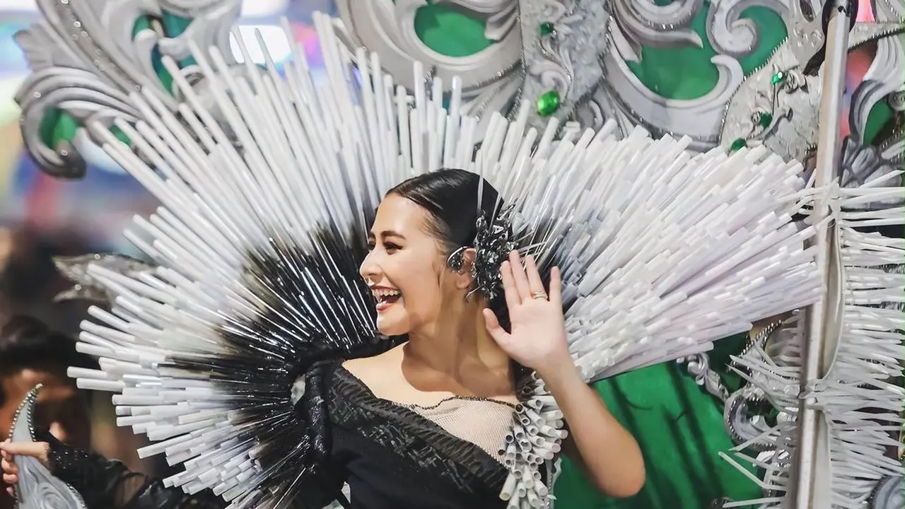 Adu Gaya Prilly Latuconsina dan Yuki Kato yang Tampil Megah di Jember Fashion Carnaval