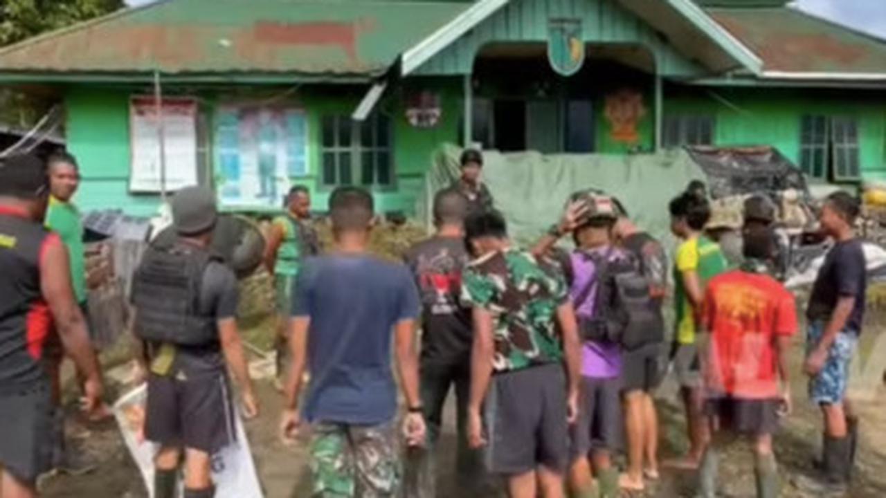 tni cari kayu bakar