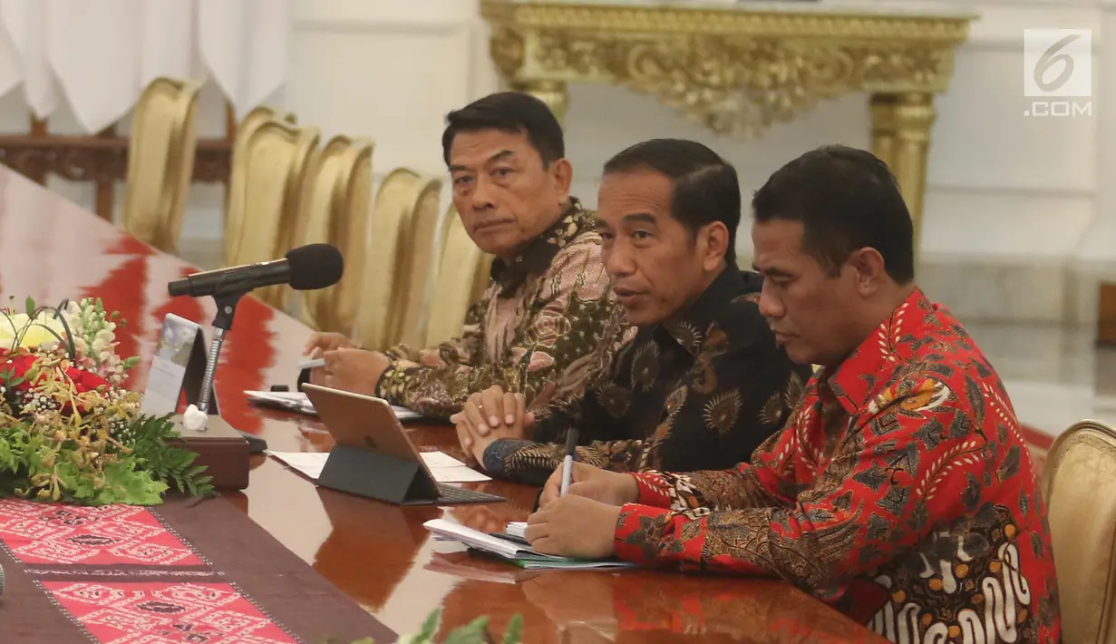 Presiden Joko Widodo, Kepala Staf Kepresidenan Moeldoko dan Menteri Pertanian Amran Sulaiman berdialog dengan Dewan Pimpinan Pusat Asosiasi Petani Tebu Rakyat Indonesia (DPP APTRI) di Istana Negara, Jakarta, Selasa (5/3). (Liputan6.com/Angga Yuniar)
