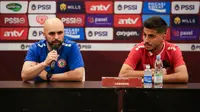 Pelatih Timnas Lebanon U-22,&nbsp;Miguel Moreira memberikan keterangan kepada wartawan di samping pemainnya,&nbsp;Mohammad Haidar pada konferensi pers prematch laga uji coba internasional Timnas Indonesia Vs Timnas Lebanon di Hotel Sultan, Jakarta, Kamis (13/04/2023). (Bola.com/Bagaskara Lazuardi)