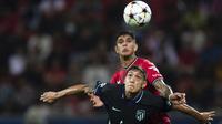 Bek  Bayer Leverkusen Piero Hincapie berebut bola dengan bek Atletico Madrid Nahuel Molina dalam matchday kedua Grup B Liga Champions di BayArena, Rabu (14/9/2022) dini hari WIB. Bertandang ke markas Bayer Leverkusen, Atletico Madrid tumbang dengan skor 0-2. (Marius Becker/dpa via AP)