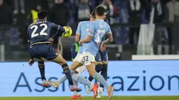 Laga baru berjalan empat menit di babak kedua, Fiorentina mampu menyamakan skor 1-1 lewat gol Nico Gonzalez. Gol dicetak lewat sepakan melengkung dari luar kotak penalti yang tak mampu diantisipasi kiper Lazio, Ivan Provedel. (AP Photo/Alessandra Tarantino)