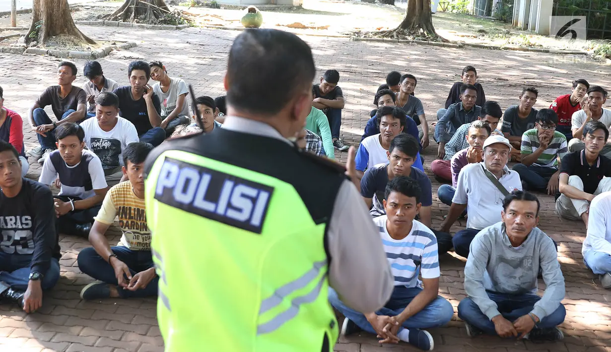 Satlantas Polres Metro Jakarta Pusat mengumpulkan 48 'Pak Ogah' di Lapangan Banteng, Sawah Besar, Kamis (24/8). Puluhan 'Pak Ogah' dilatih menjadi pasukan Sukarelawan Pengaturan Lalu Lintas (Supeltas) Polres Metro Jakpus. (Liputan6.com/Immanuel Antonius)