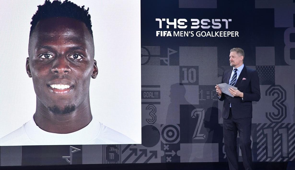 Kiper Senegal berusia 29 tahun yang kini memasuki musim keduanya bersama Chelsea ini berhasil menyisihkan dua pesaingnya, yaitu Gianluigi Donnarumma dan Manuel Neuer. (AP/Pool/Harold Cunningham)