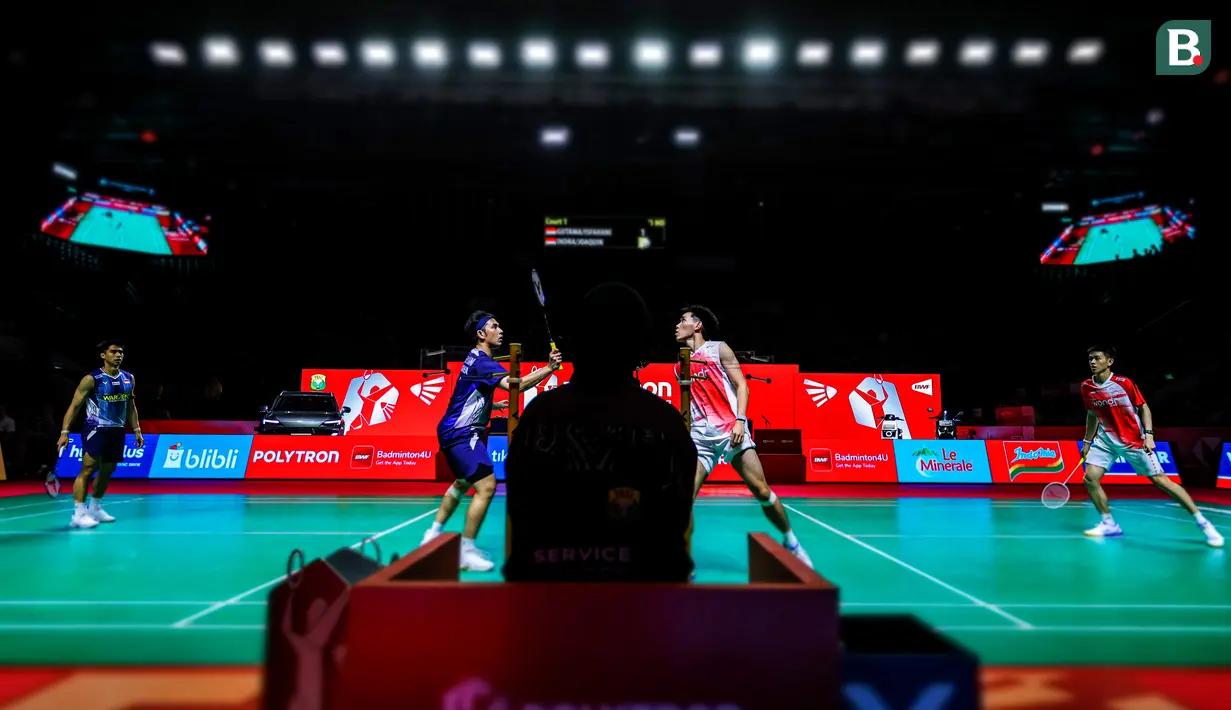 Pebulu tangkis ganda putra Indonesia, Raymond Indra/Nikolaus Joaquin (kanan) melawan rekan senegaranya, Sabar Karyaman Gutama/Moh Reza Pahlevi dalam laga semifinal Indonesia Open 2026 di Istora Senayan, Jakarta, Sabtu (06/06/2026). (Bola.com/Bagaskara Lazuardi)
