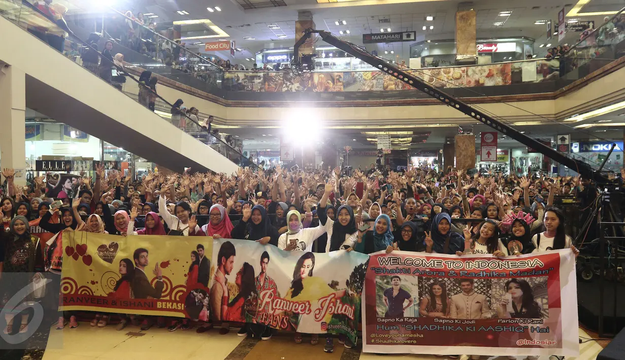 Penggemar Shakti Arora dan Radhika Madan berkumpul saat Meet and Greet Ranveer & Ishani di Metropolis Town Square, Tangerang, Banten, Minggu (5/3). (Liputan6.com/Herman Zakharia)