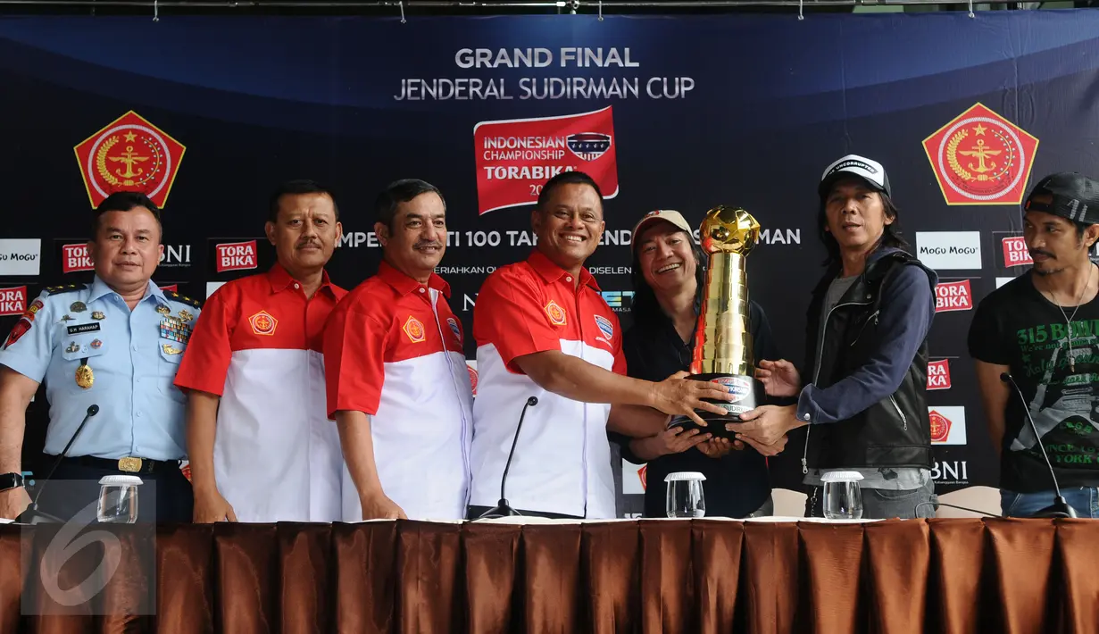 Panglima TNI, Jenderal TNI Gatot Nurmantyo (tengah) menyerahkan tropi Piala Jenderal Sudirman kepada grup music Slank di Jakarta, Rabu (20/1/2016). Final Piala Jenderal Sudirman akan berlangsung Minggu (24/1) mendatang. (Liputan6.com/Helmi Fithriansyah)