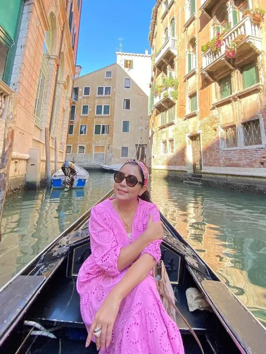 Terbaru, Mayangsari terlihat anggun memakai dress berwarna pink saat naik perahu.
