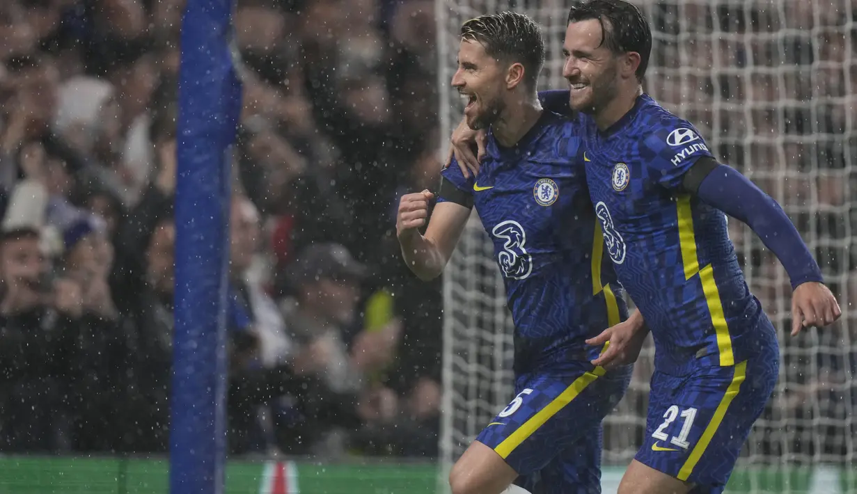 Gelandang Chelsea, Jorginho (kiri) bersama Ben Chilwell berselebrasi usai mencetak gol ke gawang Malmoe pada pertandingan Grup H Liga Champions di stadion Stamford Bridge di London, Kamis (21/10/2021). Jorginho mencetak dua gol dipertandingan ini lewat titik penalti. (AP Photo/Alastair Grant)