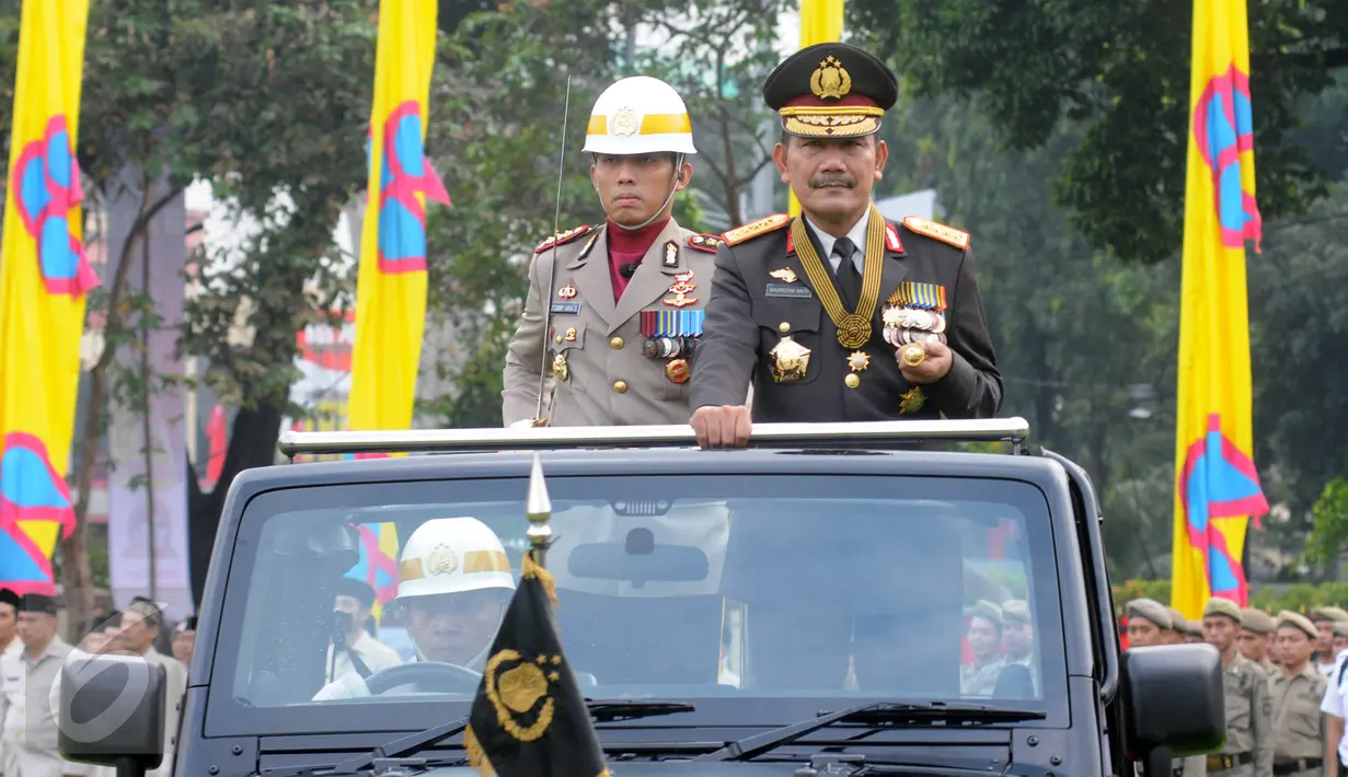 Kapolri Jenderal Badrodin Haiti melakukan inspeksi pasukan upacara peringatan HUT Bhayangkara ke-70 di Lapangan Bhayangkara Mabes Polri, Jakarta, Jumat (1/7). Peringatan HUT Bhayangkara tahun ini menjadi terakhir bagi Badrodin (Liputan6.com/Helmi Afandi)