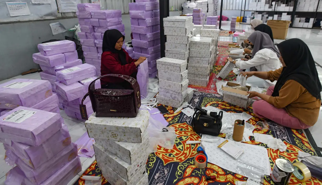 Pekerja melakukan packing produk tas dan sepatu sandal yang akan dikirim ke pelanggan melalui marketplace di bengkel kerja Patris di kawasan Katulampa, Bogor, Senin, 24 Agustus 2026. (KLY/ Arie Basuki)