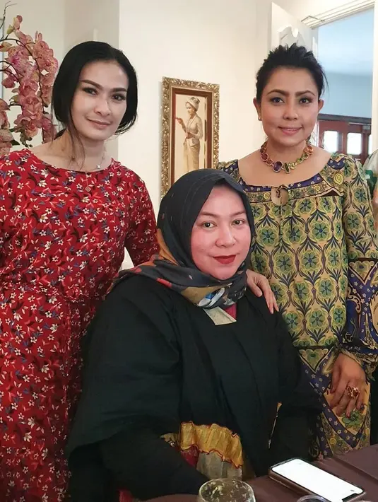 Mayangsari dan Geng Kempompong (Instagram/@mayangsaritrihatmodjoreal)