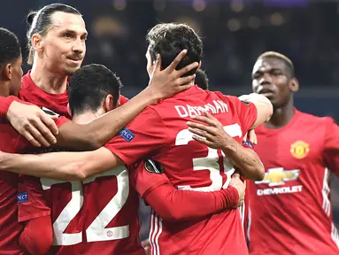 Para pemain Manchester United merayakan gol yang dicetak Henrikh Mkhitaryan ke gawang Anderlecht pada laga Liga Europa di Stadion Constant Vanden Stock, Belgia, Kamis (13/4/2017). Kedua klub bermain imbang 1-1. (AFP/Emmanuel Dunand)