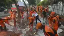 Petugas PPSU membersihkan trotoar di Jalan Asia Afrika, Jakarta, Kamis (2/8). Trotoar yang di pakai para pedagang kaki lima ini di bersihkan guna jelang Asian Games 2018 di Jakarta dan Palembang. (Merdeka.com/Imam Buhori)