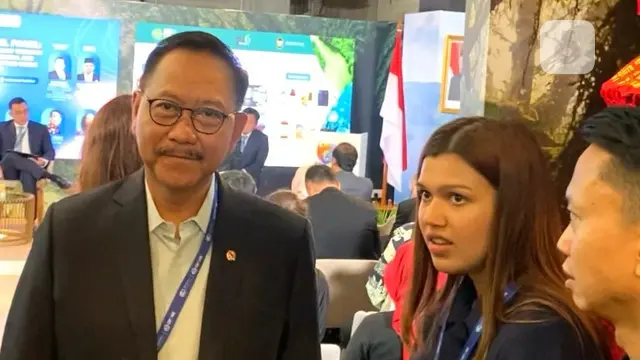 Kepala Otorita Ibu Kota Nusantara (OIKN) Bambang Susantono mengunjungi Paviliun Indonesia di Dubai Expo City (Liputan6.com/Teddy Tri Setio Berty).