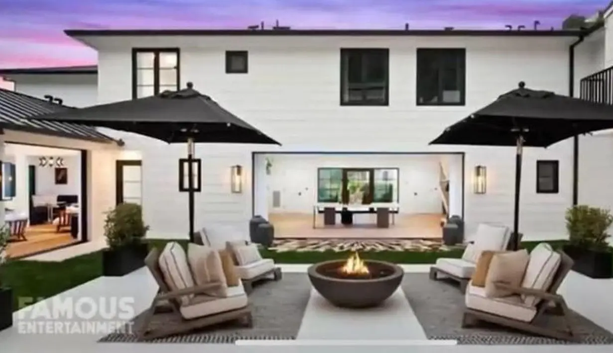 Rumah mewah ini dilengkapi dengan gazebo. Pada arena ini terlihat sangat nyaman lantaran terdapat sofa dan perapian. (Foto: YouTube/Famous Entertainment)