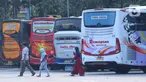 Calon penumpang saat ingin menaiki bus AKAP di Terminal Poris Plawad, Tangerang, Banten, Jumat (30/4/2021). Kemenhub akan menempelkan stiker khusus pada kendaraan bus yang masih diperbolehkan beroperasi selama masa larangan mudik Lebaran pada 6-17 Mei 2021. (Liputan6 com/Angga Yuniar)