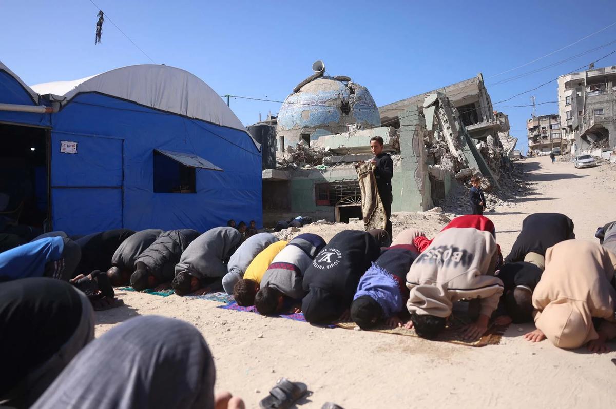 FOTO: Salat Jumat Pertama Ramadan di Tengah Reruntuhan Gaza