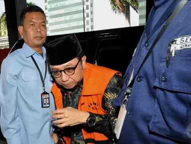 Eks Sekjen Kementerian ESDM, Waryono Karno menjalani pemeriksaan di KPK, Jakarta, Senin (29/12/2014). (Liputan6.com/Miftahul Hayat)