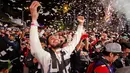 Ekspresi bahagia pendukung Toronto Raptors merayakan kemenangan timnya meraih gelar juara NBA 2019 di pusat kota Toronto, Ontario Kanada. (AFP/Getty Images/Cole Burston)