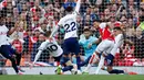 Arsenal memecah kebuntuan lewat gol bunuh diri Cristian Romero pada menit ke-26 sehingga membuat tuan rumah unggul 1-0. (AP Photo/David Cliff)