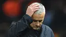 2. Hasil Akhir - Tak sedikit pelatih besar dipecat usai meraih hasil negatif dalam beberapa pertandingan. Begitupun Mourinho yang seharusnya dipecat usai meraih hasil negatif karena permainannya yang membosankan. (AFP/Oli Scarff)